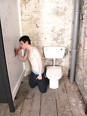 Ripped-bodied beauty suck on a big ol cock in this gloryhole pics