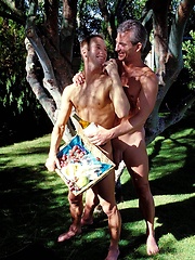 Silver daddy fucks a raw stud hole outdoor