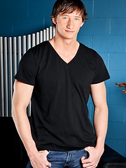 Beefy jock likes to showing his perfect young body