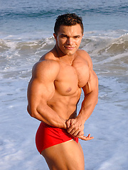 Muscleman Jardel jerking off after beach session