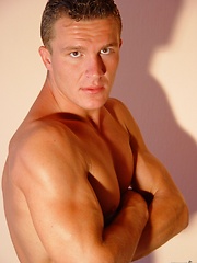 Amateur muscle guy solo shooting