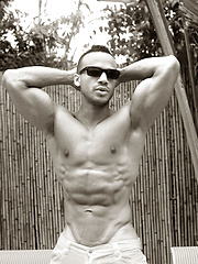 Outdoor muscle show from sexy stud Kevin Collins