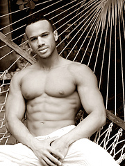 Outdoor muscle show from sexy stud Kevin Collins