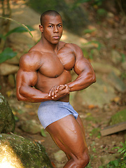 Powerful, straight black bodybuilder Orso Orfeo