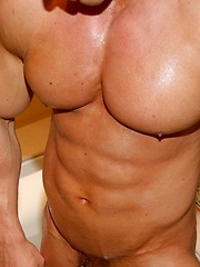 Zeb Atlas shows his musle butt in a bath