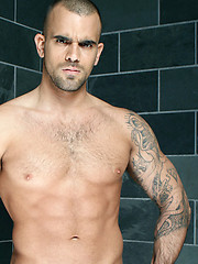 Two gay models Damien Crosse and Issac Jones suck and fuck
