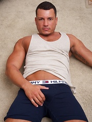 Sexy 34yo beefy daddy from South America exposes his sweet cock