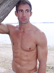 Str8 guy Willis also had a nice little surprise under his clothes