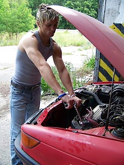 Two young gays fucking in the garage