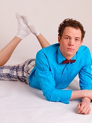 19 y.o. first-time homo Alex Newmann is posing on the floor