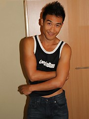 Julian Raw wants to show us his nice body